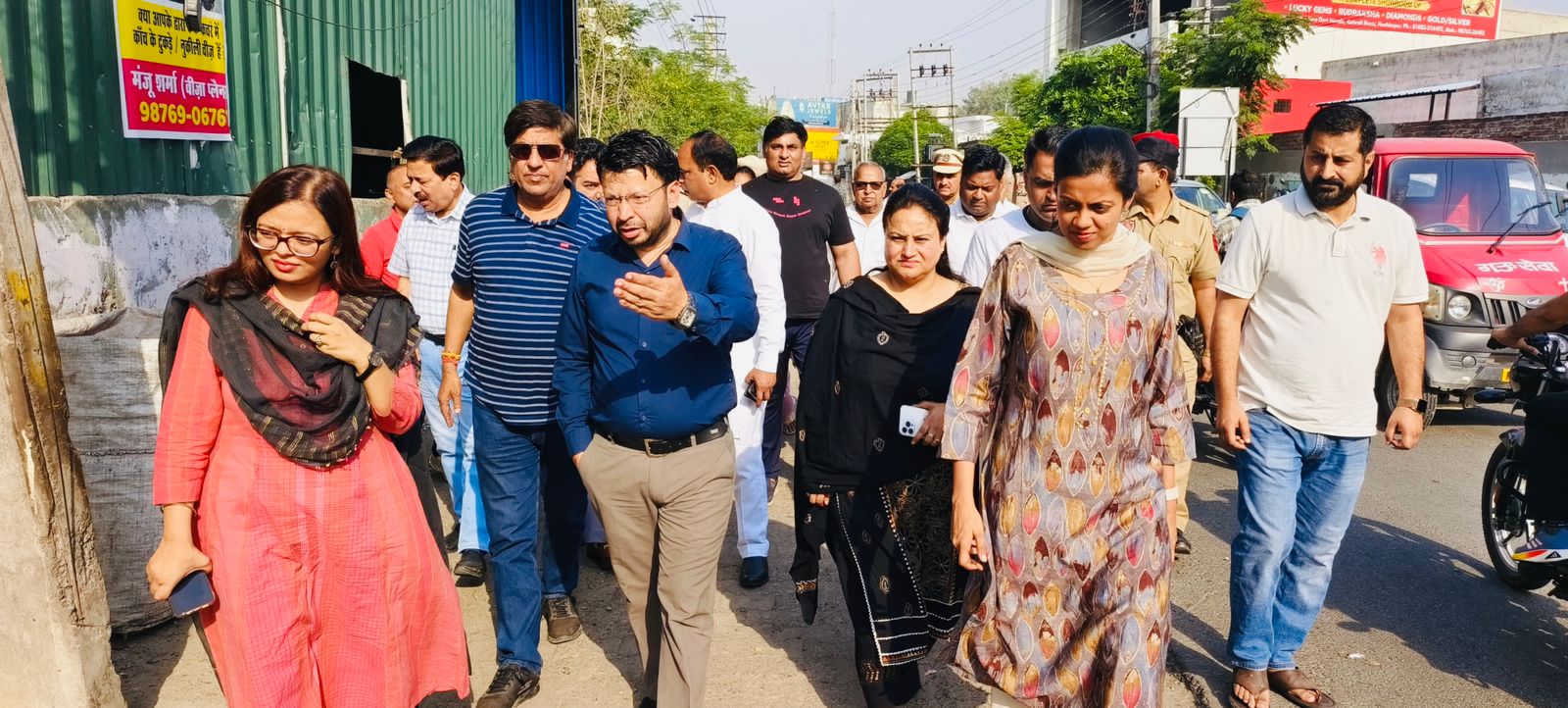 Dr. Ravjot Singh did a surprise inspection, reviewed the cleanliness system of Hoshiarpur city in the morning.